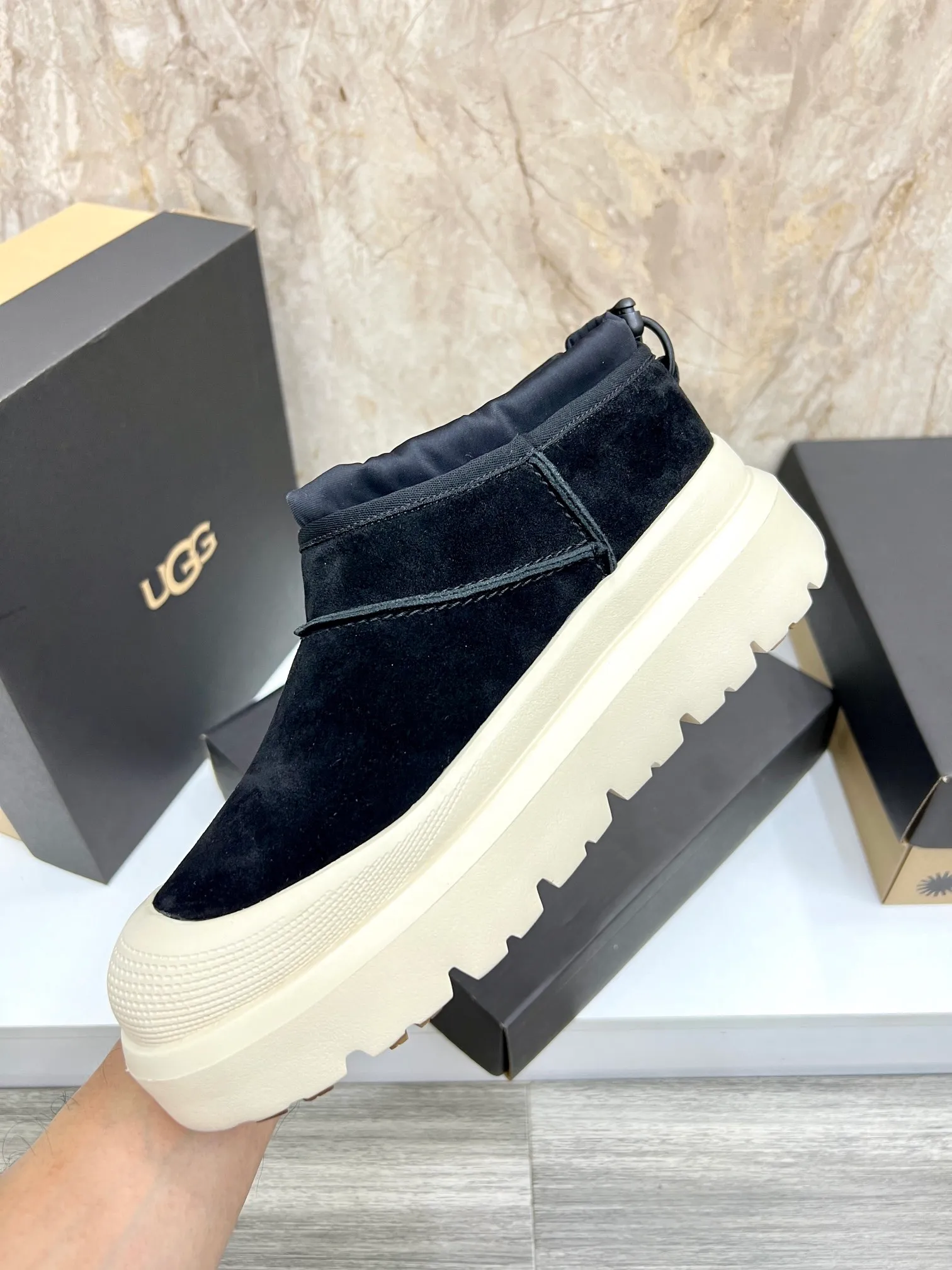 Men's men's shoes💰: 💰540💰Couple model👫 UGG Tasman Weather Hybrid one-second snow boots👢 Wang Yibo's same 👏 classic Tasman shoe is designed with environmentally friendly waterproof and snowproof material, which is both fashionable and functional. At the same time, it is paired with the new UGG Keen furry color-blocked jacket. Bright orange and maroon collide to create a new light outdoor style and open up a new travel experience in early autumn! Using the best materials, the 17mm fur-integrated surface is warmer and more breathable, and the outsole is upgraded to a lightweight and wear-resistant light wing technology outsole! Size: Women’s size 35-40 / Men’s size 38–44 (45 customized) Official website color